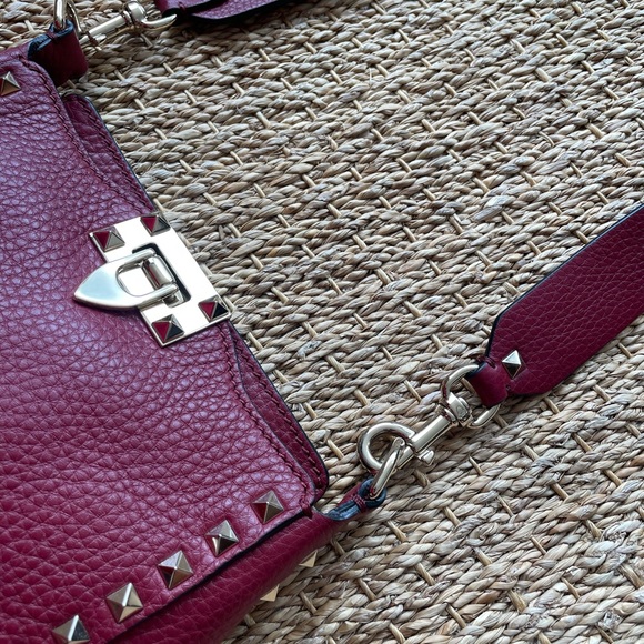 VALENTINO. Valentino Garavani Rockstud Small leather shoulder bag. Rosso. - Picture 5 of 16